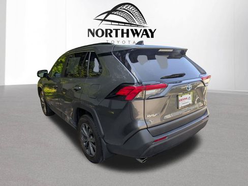 Used 2022 Toyota RAV4 XLE Premium AWD/4WD image 4