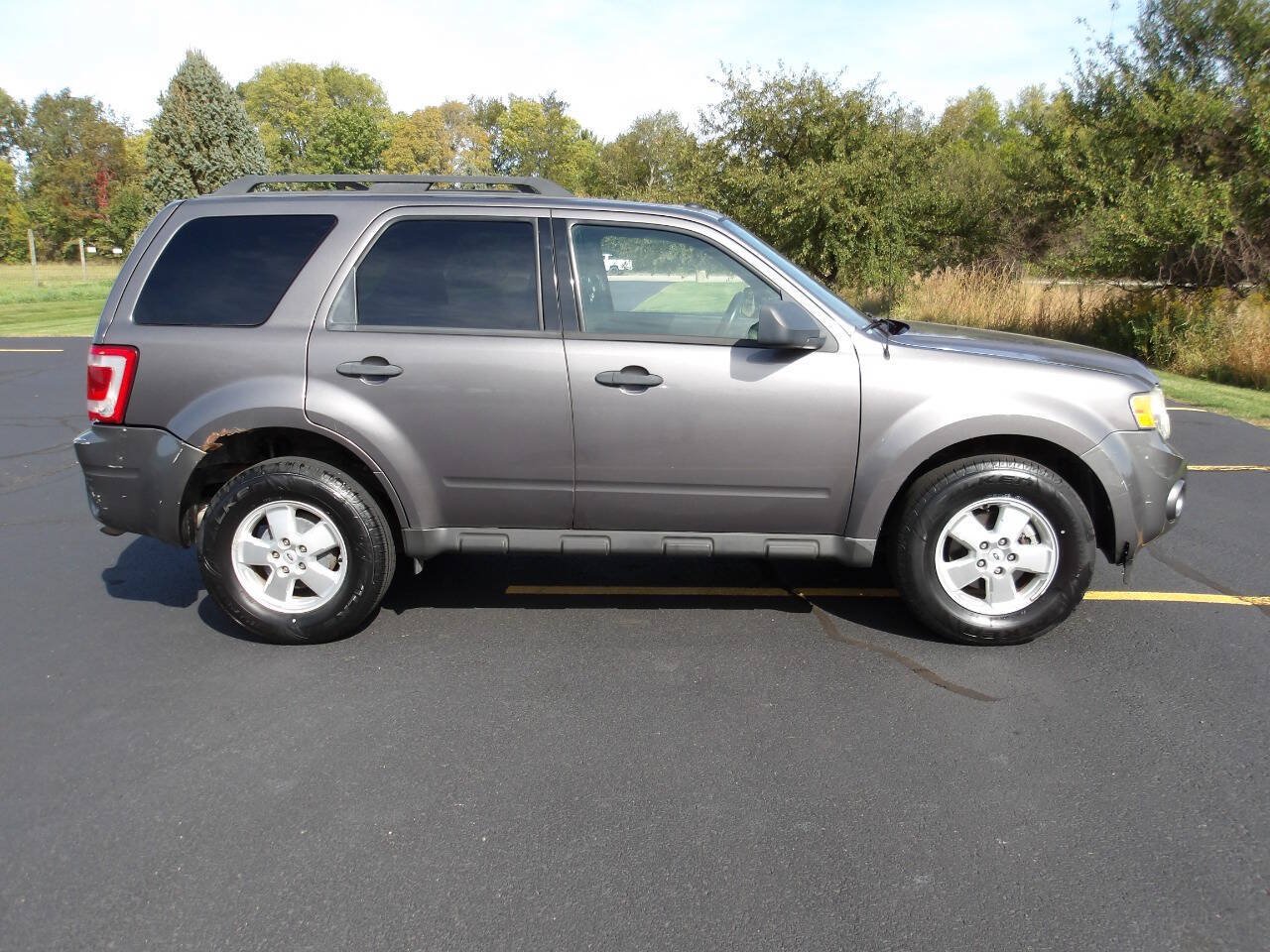 Used 2010 Ford Escape XLT AWD/4WD image 2