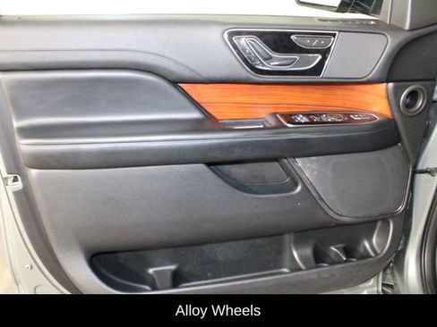 Used 2019 Lincoln Navigator Premiere image 17