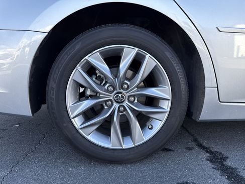 Used 2019 Toyota Avalon XLE image 5