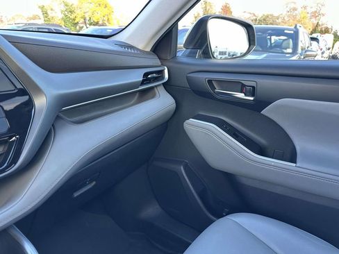 Used 2021 Toyota Highlander XLE image 26