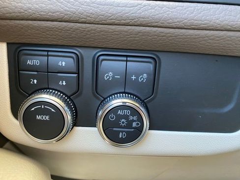 Used 2022 GMC Yukon XL Denali image 29