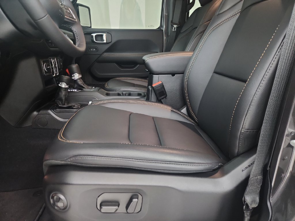 Used 2025 Jeep Wrangler Unlimited Sahara AWD/4WD image 22
