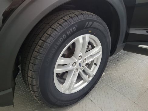 Used 2022 Ford Explorer XLT w/ Equipment Group 202A AWD/4WD image 31