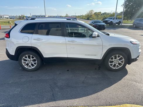Used 2017 Jeep Cherokee Latitude w/ Cold Weather Group image 2