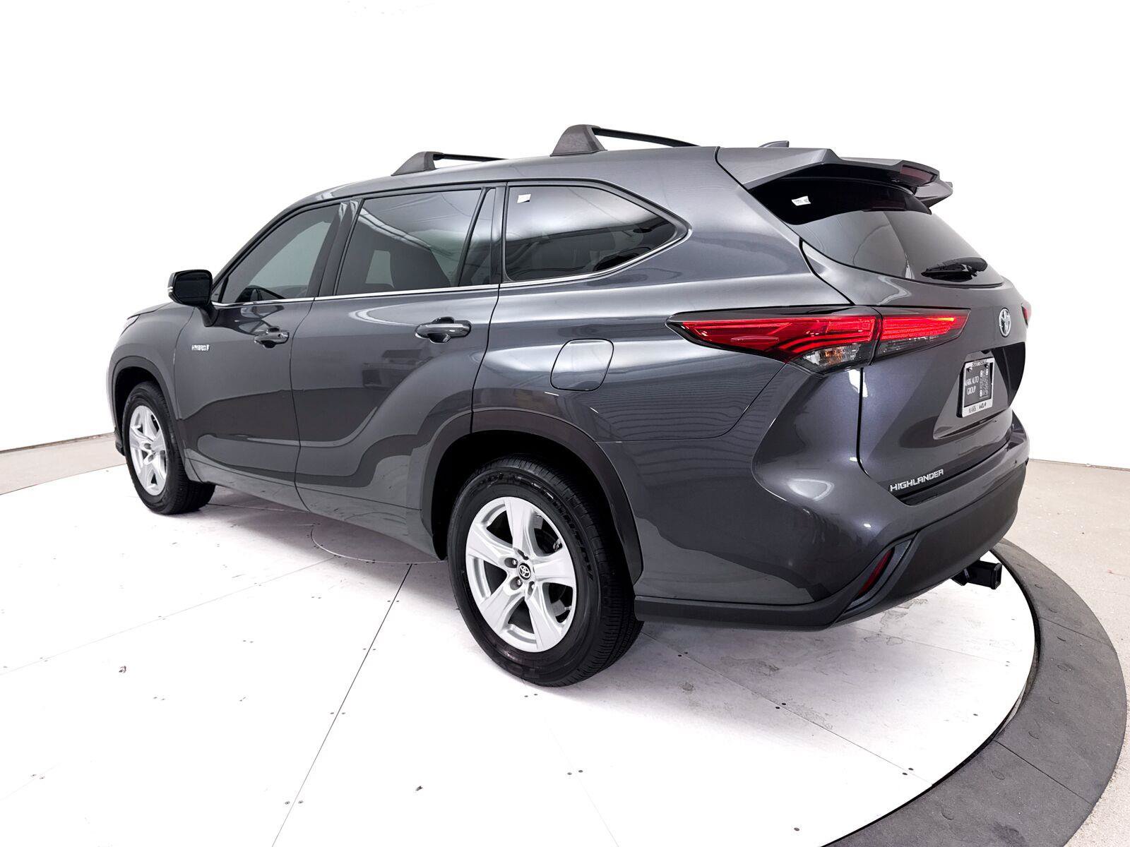 Used 2021 Toyota Highlander LE FWD image 17