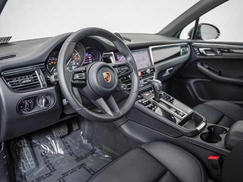 Certified 2026 Porsche Macan AWD/4WD image 4