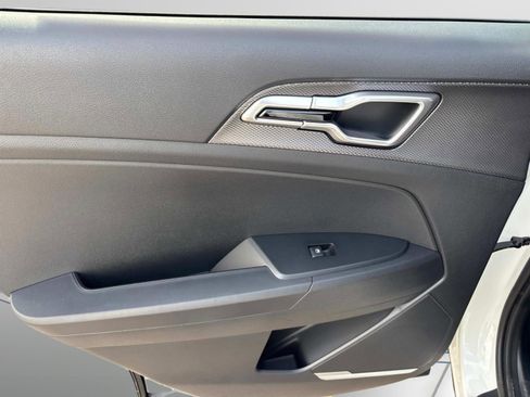 New 2025 Kia Sportage LX image 18