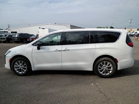 Used 2027 Chrysler Pacifica Select AWD/4WD image 8