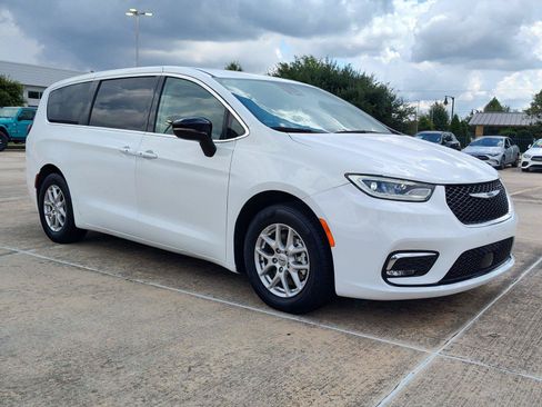 Used 2024 Chrysler Pacifica Touring-L FWD image 10