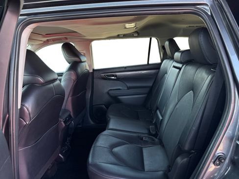Used 2024 Toyota Highlander Limited FWD image 11