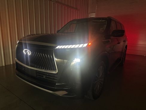Certified 2025 INFINITI QX80 Sensory image 8
