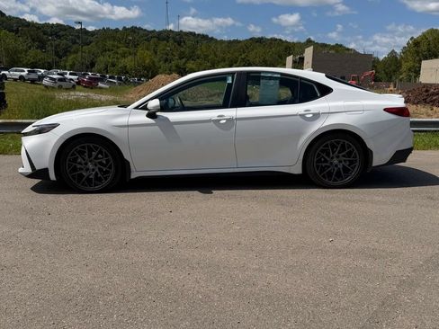 Used 2025 Toyota Camry SE w/ Convenience Package FWD image 4