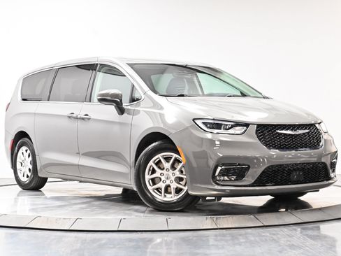 Used 2023 Chrysler Pacifica Touring-L w/ Uconnect Theater Family Group FWD image 33