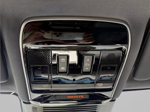 New 2025 Land Rover Range Rover Long Wheelbase SE image 31