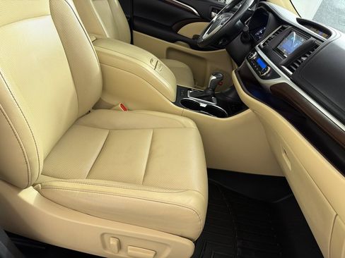 Used 2016 Toyota Highlander Limited FWD image 25