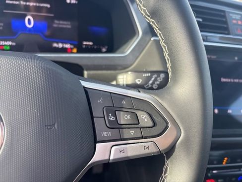 Used 2022 Volkswagen Tiguan SE image 28