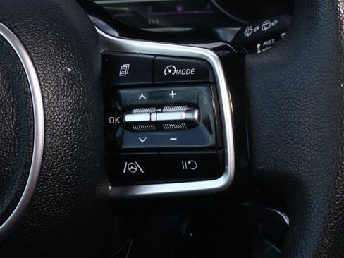 Used 2023 Kia Sorento LX image 25