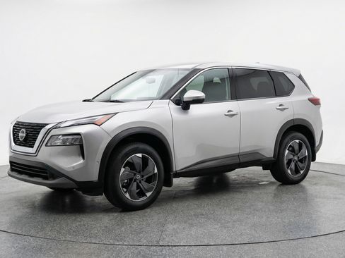 Used 2025 Nissan Rogue SV image 3