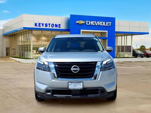 Used 2025 Nissan Pathfinder SV FWD image 2