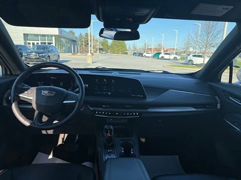 Used 2025 Cadillac XT4 Premium Luxury image 2