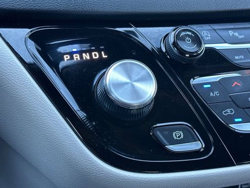 Used 2024 Chrysler Pacifica Touring-L image 19