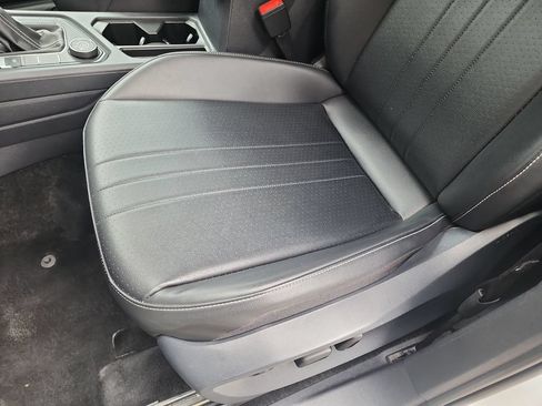 Used 2024 Volkswagen Tiguan SE AWD/4WD image 16
