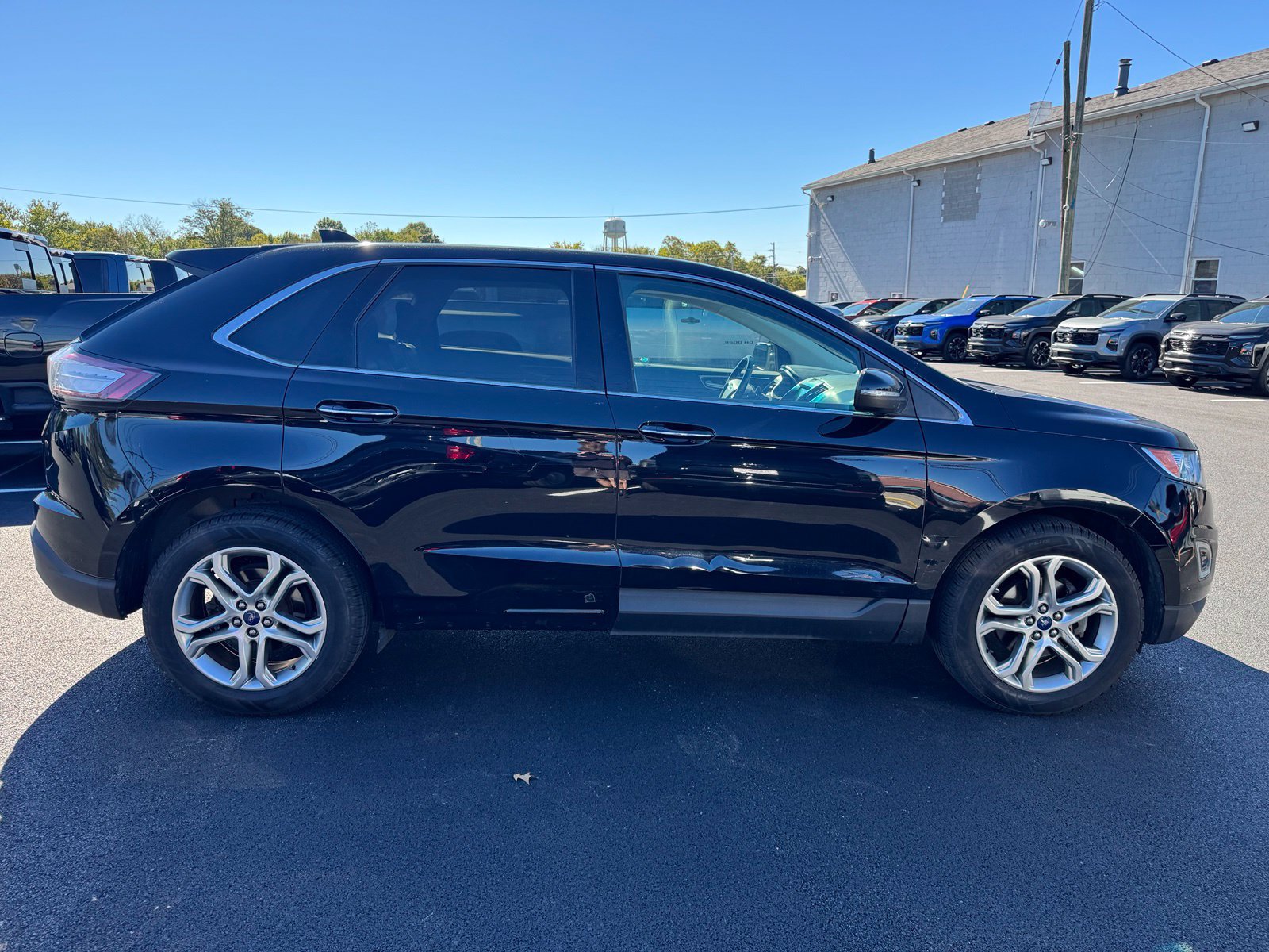 Used 2018 Ford Edge Titanium w/ Ford Safe & Smart Package FWD image 4