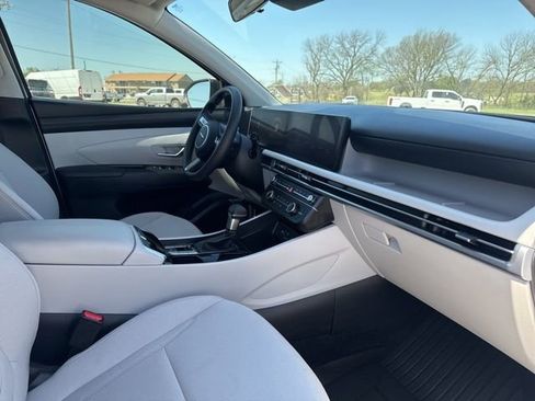 Used 2025 Hyundai Tucson SE image 12