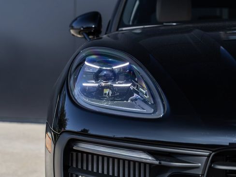 Certified 2026 Porsche Macan S AWD/4WD image 19