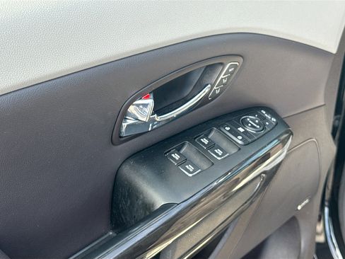 Used 2018 Kia Sedona SX Limited image 19