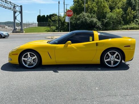 Used 2007 Chevrolet Corvette Coupe w/ Preferred Equipment Group RWD image 9