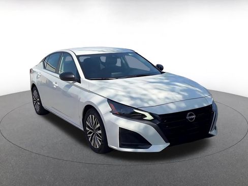 Used 2026 Nissan Altima 2.5 SV FWD image 2
