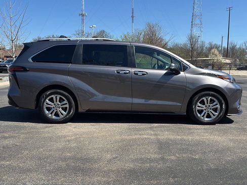 Used 2022 Toyota Sienna Platinum AWD/4WD image 8