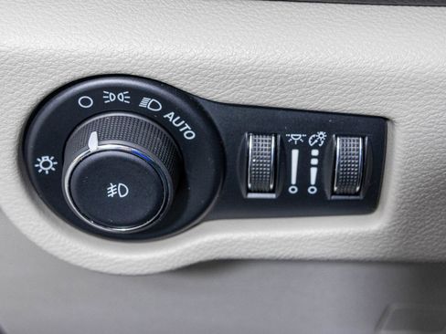 Used 2024 Chrysler Pacifica Limited FWD image 33