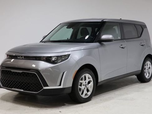 Used 2025 Kia Soul LX w/ LX Technology Package FWD image 3