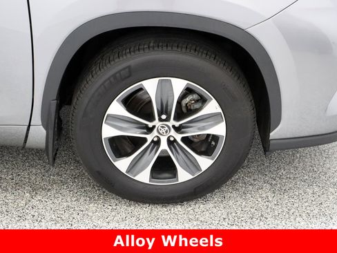 Certified 2025 Toyota Highlander XLE image 5