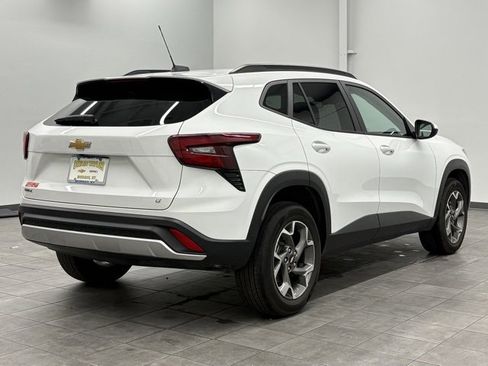 Used 2025 Chevrolet Trax LT image 2