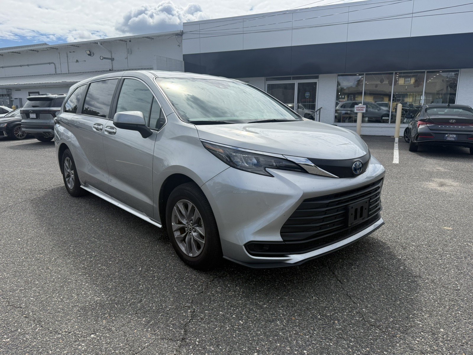 Used 2025 Toyota Sienna LE FWD image 1