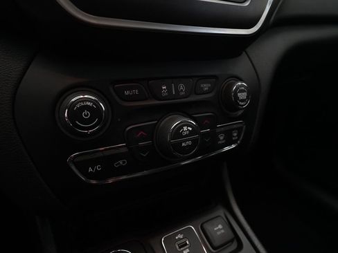 Used 2019 Jeep Cherokee Trailhawk w/ Comfort/Convenience Group AWD/4WD image 21