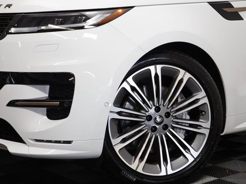 Used 2025 Land Rover Range Rover Sport Dynamic SE image 3