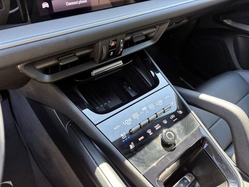 Used 2025 Porsche Cayenne image 32