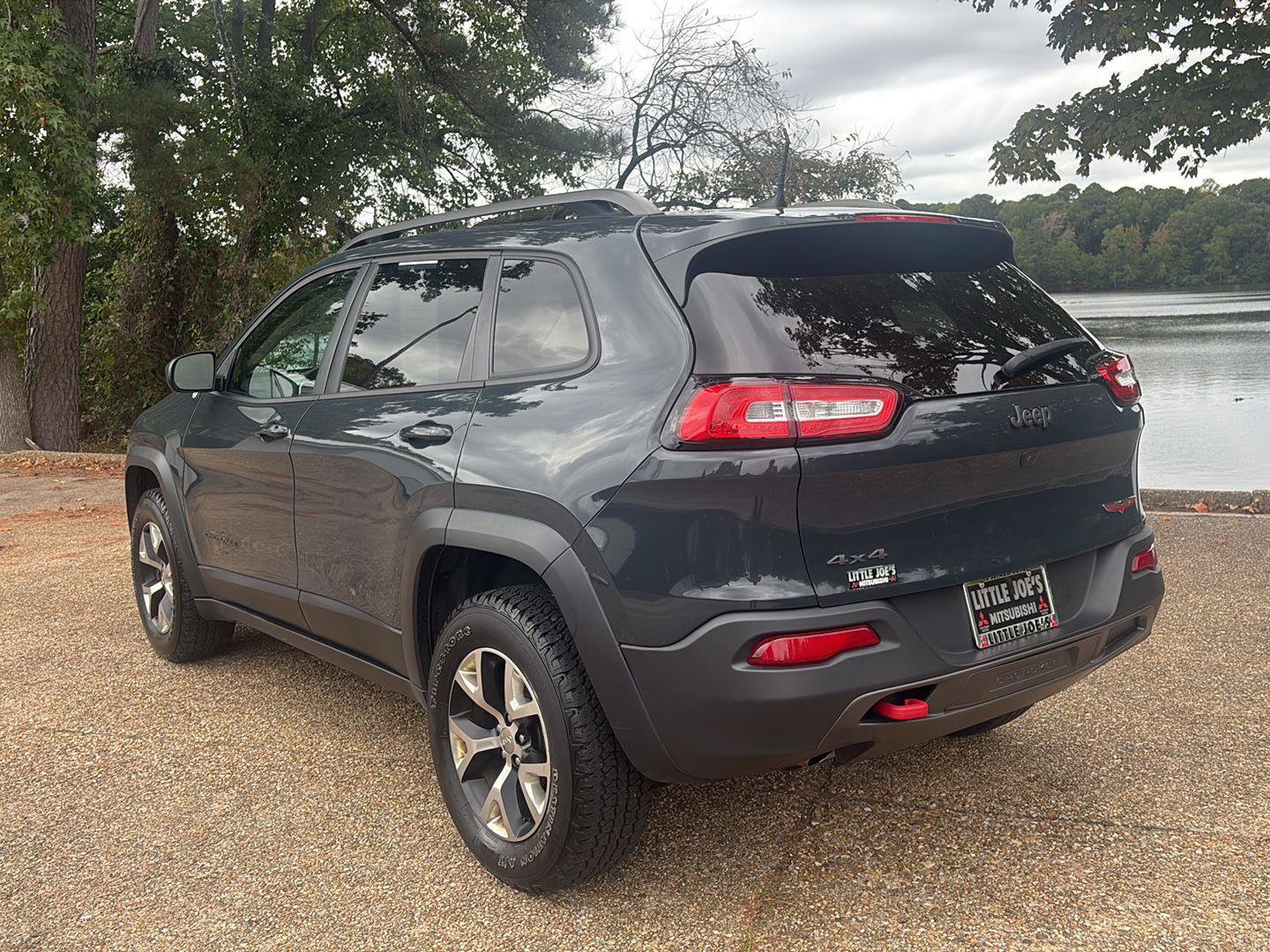 Used 2016 Jeep Cherokee Trailhawk w/ Leather Interior Group AWD/4WD image 8