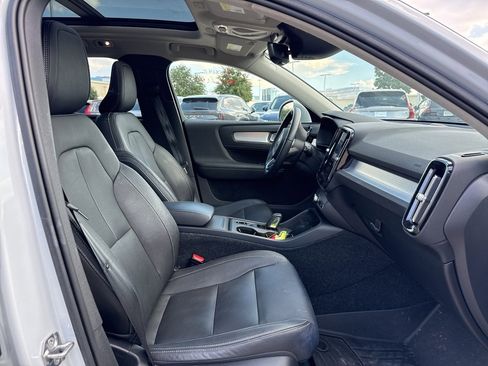 Used 2020 Volvo XC40 T5 Momentum image 10