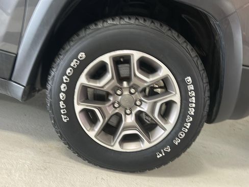 Used 2022 Jeep Cherokee Trailhawk w/ Sun, Sound & Nav Group AWD/4WD image 30