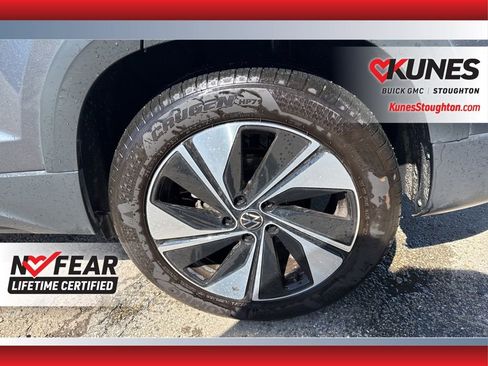 Used 2025 Volkswagen Taos SE image 17