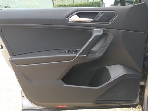 Used 2020 Volkswagen Tiguan SE image 23