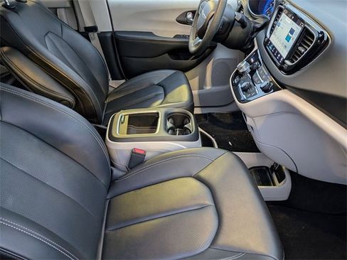 Used 2024 Chrysler Pacifica Touring-L image 31