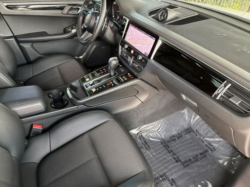 Certified 2023 Porsche Macan AWD/4WD image 17