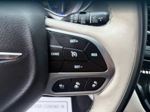 Used 2019 Chrysler Pacifica Limited w/ Tire & Wheel Group FWD image 14
